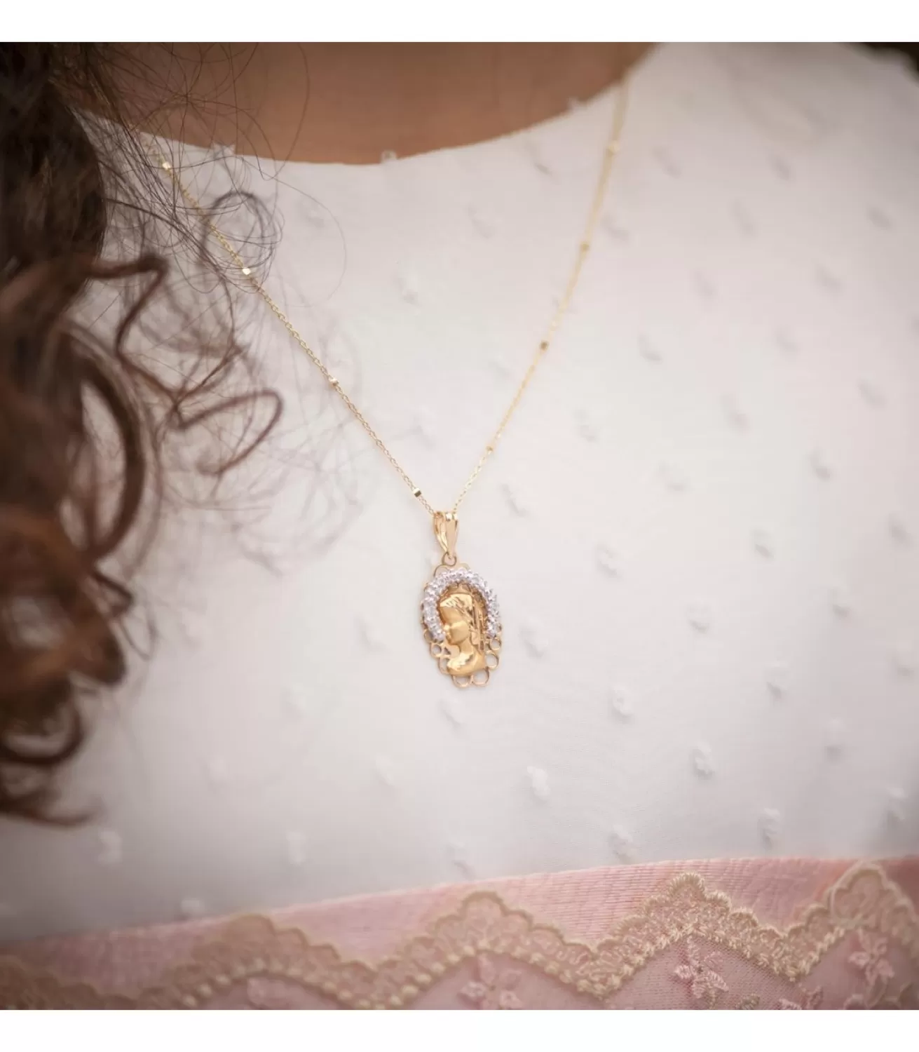 Medalla Virgen Niña Oro Bicolor 18K Corona<Alda Joyeros Online